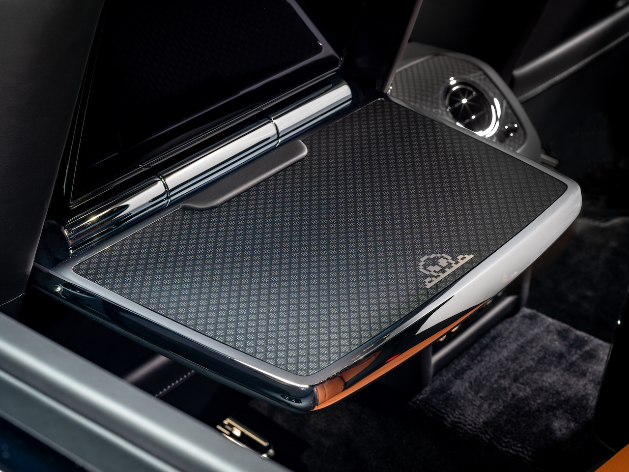 P90625367_highRes_black-badge-ghost-ga